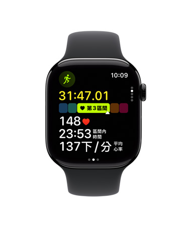 Apple Watch Series 11，展示拋光曜石黑色鋁金屬錶殼，室外跑步體能訓(xùn)練已開啟，心率落在第 3 區(qū)間，機(jī)身右側(cè)展示數(shù)位錶冠，手錶搭配黑色運(yùn)動(dòng)型錶帶