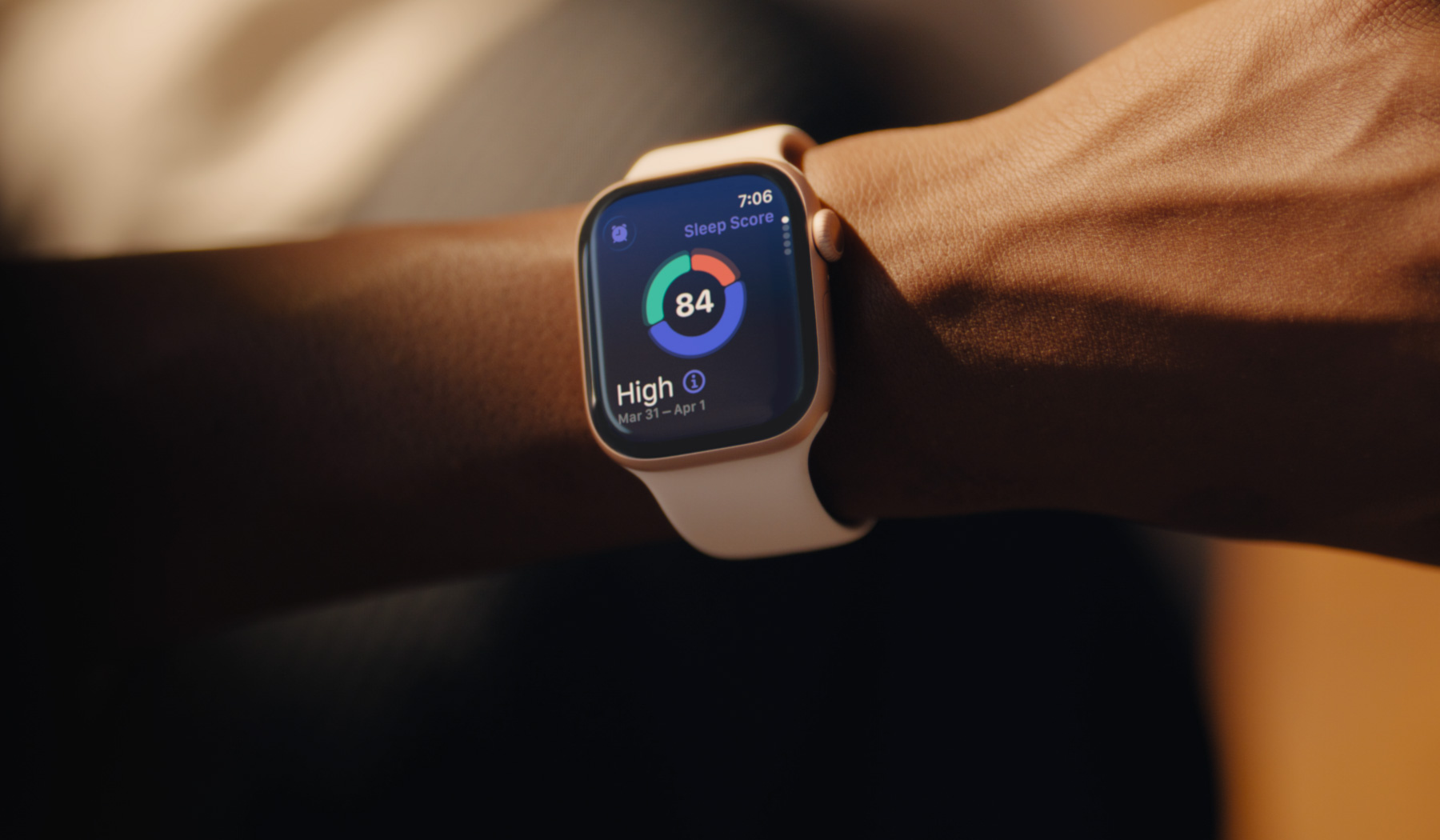 一位使用者在 Apple Watch Series 11 上查看睡眠分?jǐn)?shù)。