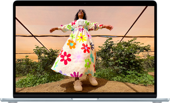 MacBook Air 13 吋，展示 Liquid Retina 顯示器。