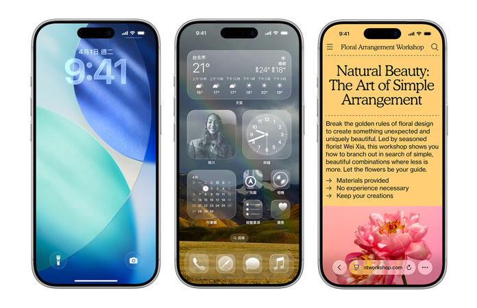 iPhone 裝置並排展示 iOS 的各種全新設(shè)計(jì)元素，例如鎖定畫(huà)面中呈現(xiàn)時(shí)間的半透明 Liquid Glass 數(shù)字設(shè)計(jì)，以及主畫(huà)面中 Liquid Glass 設(shè)計(jì)的透明 app 圖像
