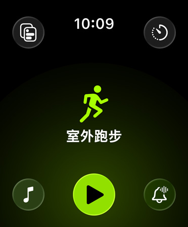 體能訓練 app 的全新布局，採用黑色背景，畫面四個角落各有一個綠色按鈕，可用來取用提示、音樂、體驗、自訂訓練和測量指標等功能。畫面中央是一個綠色的跑者圖像，下方是白色的室外跑步字樣，字樣下方則是綠色的開始按鈕