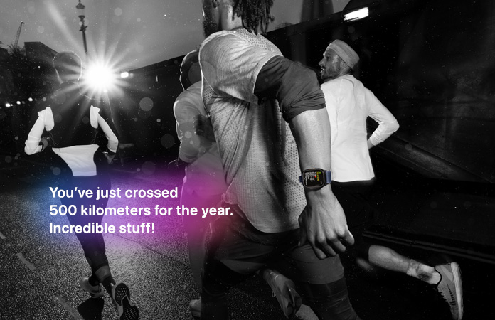 人物正在慢跑的黑白照片，照片上的文字寫著 You've just crossed 500 kilometers for the year. Incredible stuff!