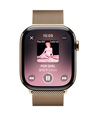 以金色鈦金屬打造的 Apple Watch，搭配米蘭式錶環(huán)，錶面顯示 Apple Music 播放畫面，控制項目則以 Liquid Glass 的半透明風格呈現(xiàn)