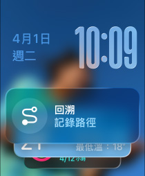 三款 Apple Watch 錶款並排陳列，中間是原色錶款，錶面顯示包含回溯功能小工具的智慧型堆疊提示；右側(cè)是曜石黑色錶款，錶面顯示體能訓練畫面；左側(cè)是玫瑰金色錶款，錶面顯示睡眠分數(shù)畫面