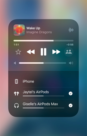Kuvat?mmis rakenduses Apple Music m?ngitavast loost, mida esitatakse kahes AirPods k?rvaklappide komplektis.