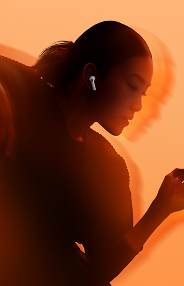En person med AirPods 4 i ?ronen.