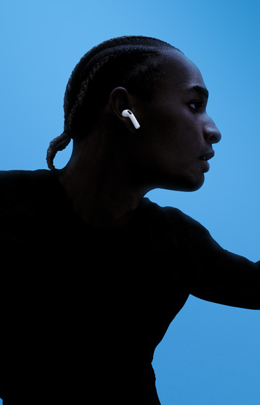 En person med AirPods 4 i ?ronen.