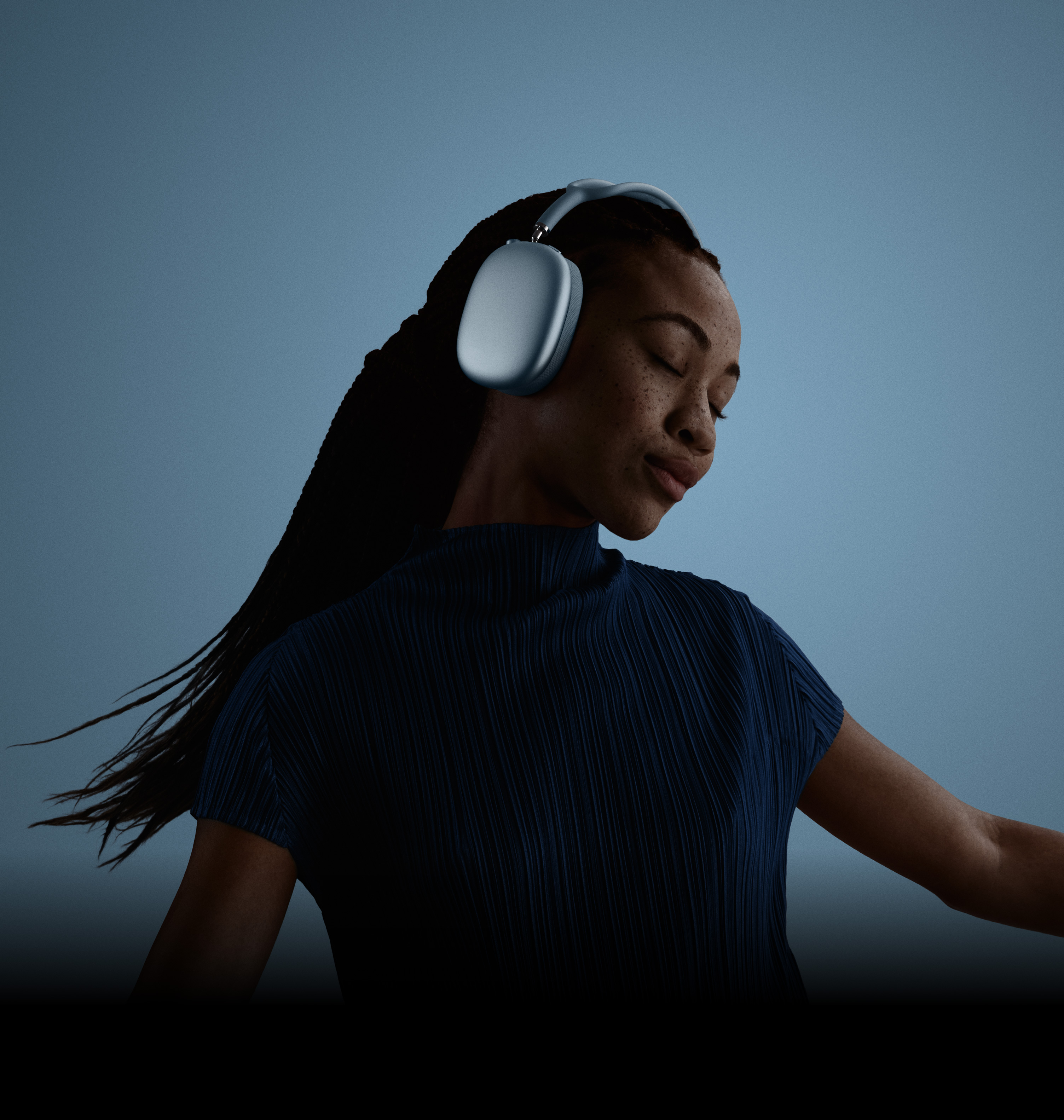 Naine suletud silmade ja vasakule kallutatud peaga, kandmas AirPods?Maxi.