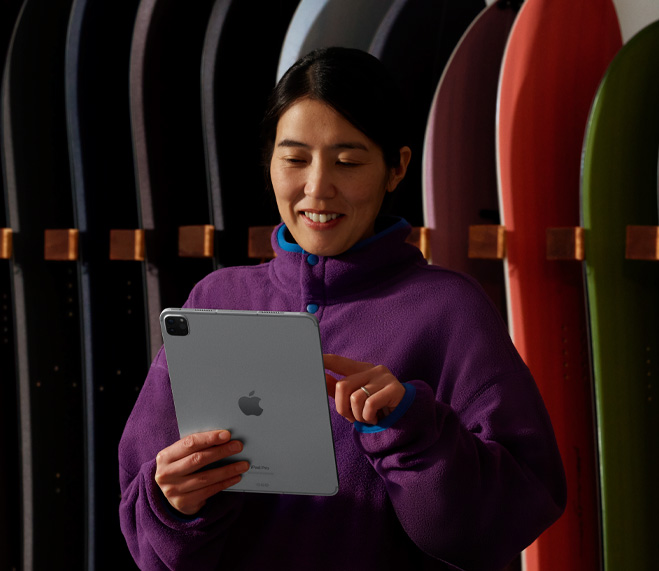 Pemilik usaha kecil mencatat inventaris di iPad.