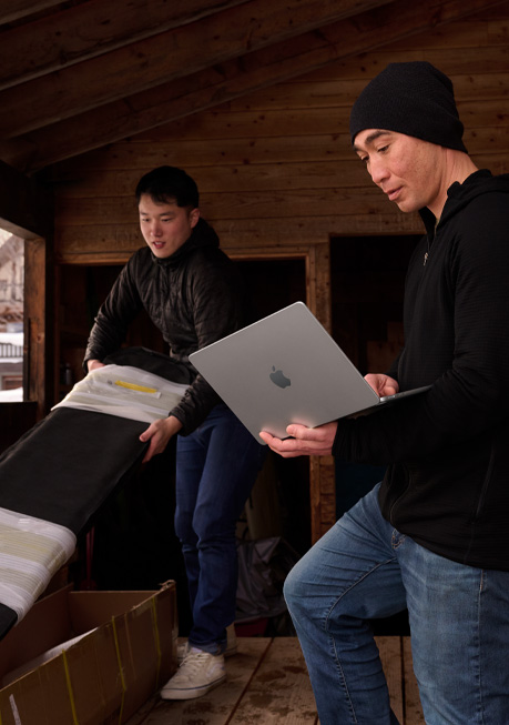 Karyawan mencatat inventaris di iPad.