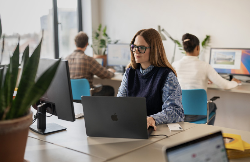 Das Marketingteam von Hello Vet nützt das MacBook Pro, um kreativ zu arbeiten und zusammenzuarbeiten.