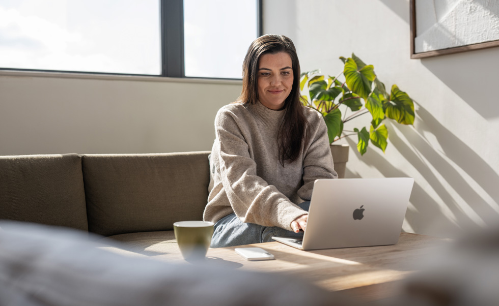 Pflegekr?fte k?nnen von zu Hause aus auf ihrem MacBook Air Rat und Unterstützung bieten.