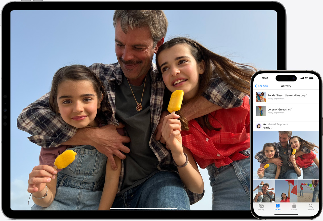 iPad a?iPhone s?obrazovkami Fotek na iCloudu, ve kterych jsou otev?ené fotky otce se dvěma dcerami na plá?i