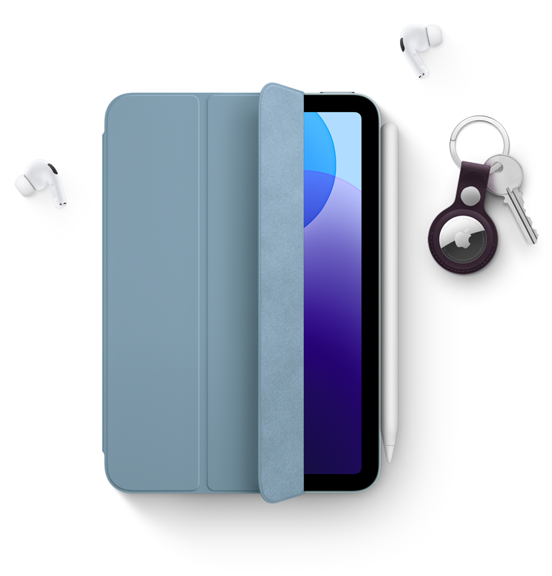 Un iPad mini con un Smart Folio, un Apple Pencil Pro, unos AirPods Pro y un AirTag en un llavero.