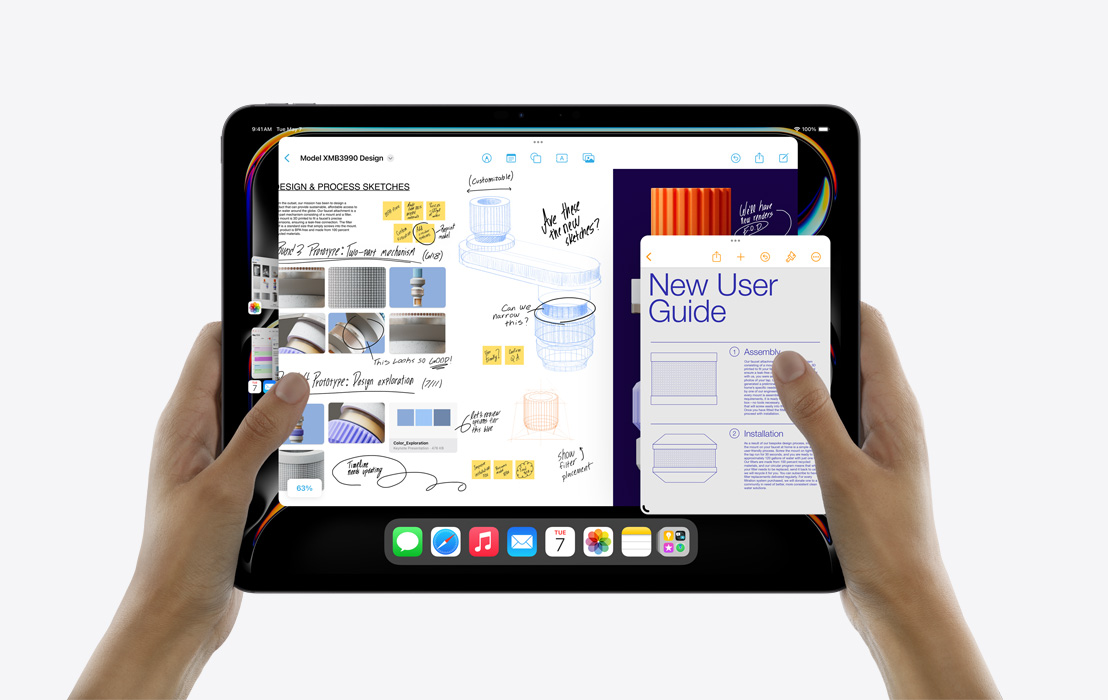 Deux mains tenant un iPad Pro mettant en avant Stage Manager pour l’utilisation en mode multitache de Calendrier, Freeform, Mail, Pages et l’app Photos.