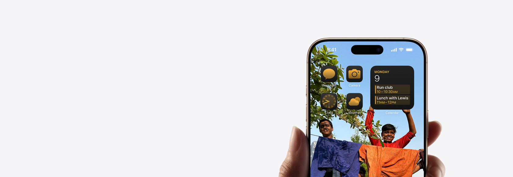 Ranka, laikanti ?iPhone 16 Pro“, kurio ekrane rodoma prad?ios ekrano nuotrauka, ikonos ir valdikliai.