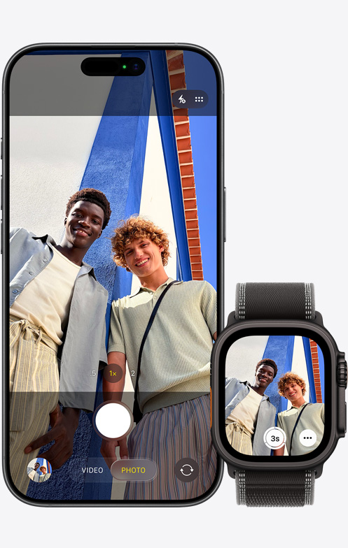 iPhone 機(jī)身正面，螢?zāi)伙@示相機(jī) app，旁邊有一隻 Apple Watch，展示透過(guò) Apple?Watch 取景為兩個(gè)人自拍