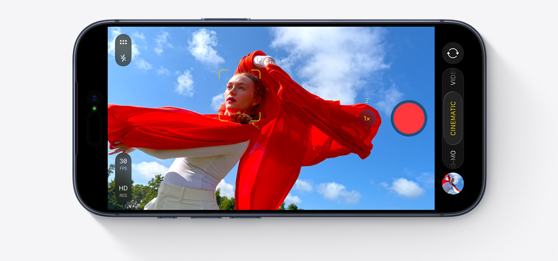 橫向的 iPhone 機(jī)身正面，螢?zāi)伙@示正在使用電影效果模式拍攝一個(gè)人在跳舞