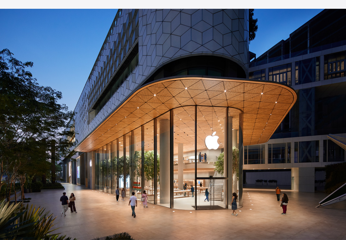 晚上的 Apple Store，展示多塊玻璃窗，室內(nèi)明亮，正門(mén)頂部有 Apple 標(biāo)誌。