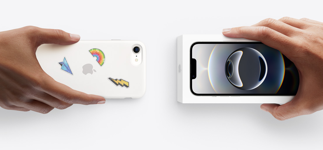 一隻手拿著套上矽膠護(hù)殼、背面貼上貼紙的 iPhone 16e，用以換購(gòu)另一隻手上全新連包裝盒的 iPhone 17。