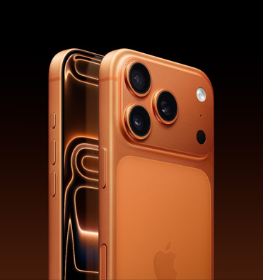 宇宙橙色外觀的 iPhone 17 Pro，展示螢?zāi)坏囊徊糠?，斜角度展示?dòng)作按鈕、音量按鈕和側(cè)邊按鈕；機(jī)身背面展示 Pro 相機(jī)系統(tǒng)位於左上角。