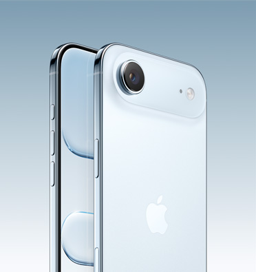 天藍(lán)色外觀的 iPhone Air，展示螢?zāi)坏囊徊糠?，斜角度展示?dòng)作按鈕、音量按鈕和側(cè)邊按鈕；機(jī)身背面展示先進(jìn)的雙相機(jī)系統(tǒng)位於左上角。