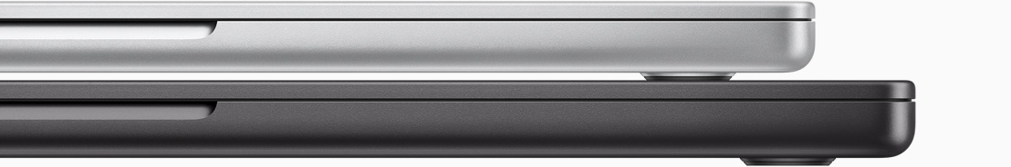 Eine Vorderansicht von zwei geschlossenen Mac Laptops übereinander zeigt die unterschiedlichen Gr?ssen.