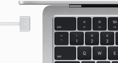 MacBook Air en finition argent avec cable MagSafe assorti