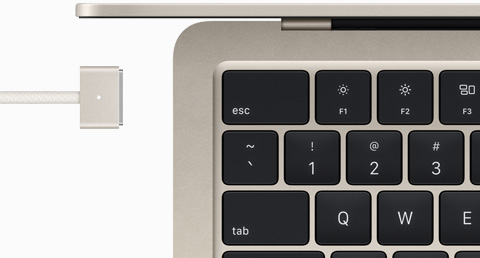 MacBook Air en finition lumière stellaire avec cable MagSafe assorti