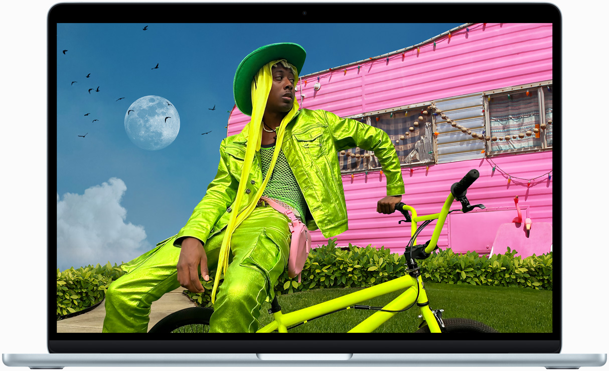 Un MacBook Air affichant la photo d’une personne portant des vêtements de couleur vive, pour montrer la gamme de couleurs et la résolution de l’écran Liquid Retina