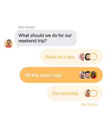 La funcionalidad Encuestas en Mensajes muestra cómo las personas de un chat grupal votan adónde viajarán el fin de semana
