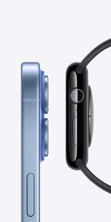 iPhone 17 med l?seknap p? h?jre side og h?vede kameraobjektiver og Apple Watch Series 11 med Digital Crown, mikrofon og sideknap i h?jre side