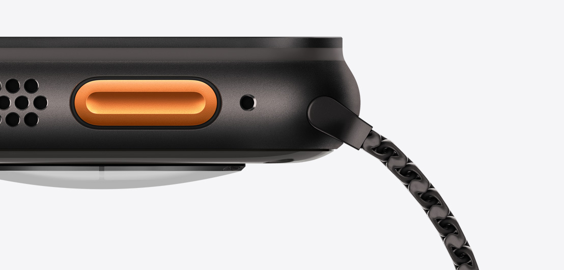 Apple Watch Ultra 3 med urkasse i sort titanium, h?jttaler/lufthul, Handlingsknap og mikrofon p? venstre side