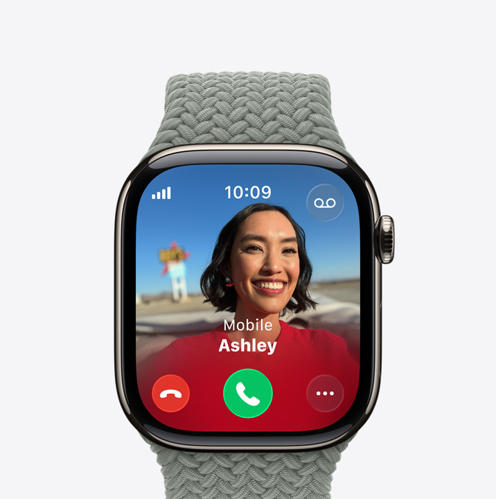 Apple Watch Series 11 med urkasse i farven naturligt titanium, indg?ende opkald, kontaktfoto, knapper til at acceptere og afvise opkaldet, Digital Crown i h?jre side og flettet Solo Loop i skovgr?n