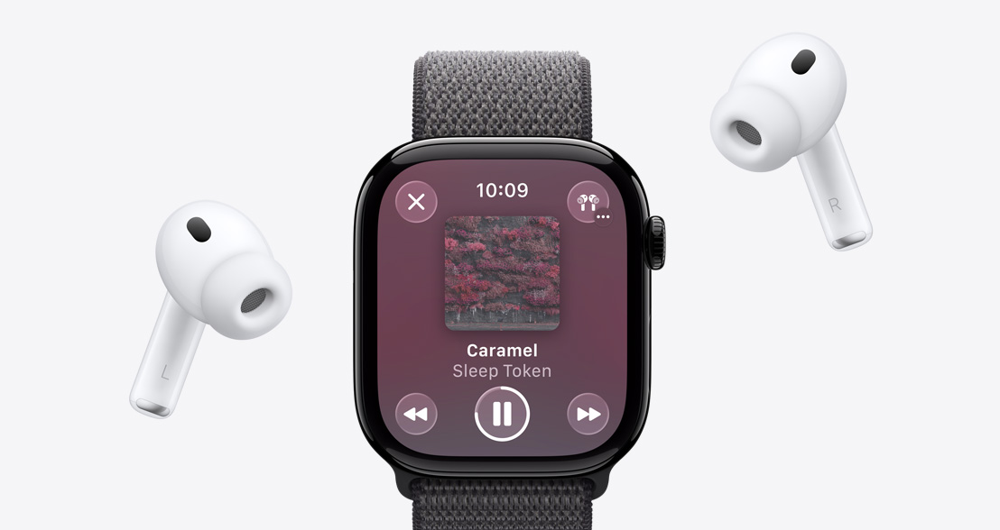 AirPods Pro 3 i hvid med silikonepropper og Apple Watch Series 11 med urkasse i poleret pianosort aluminium og Apple Music-afspilning