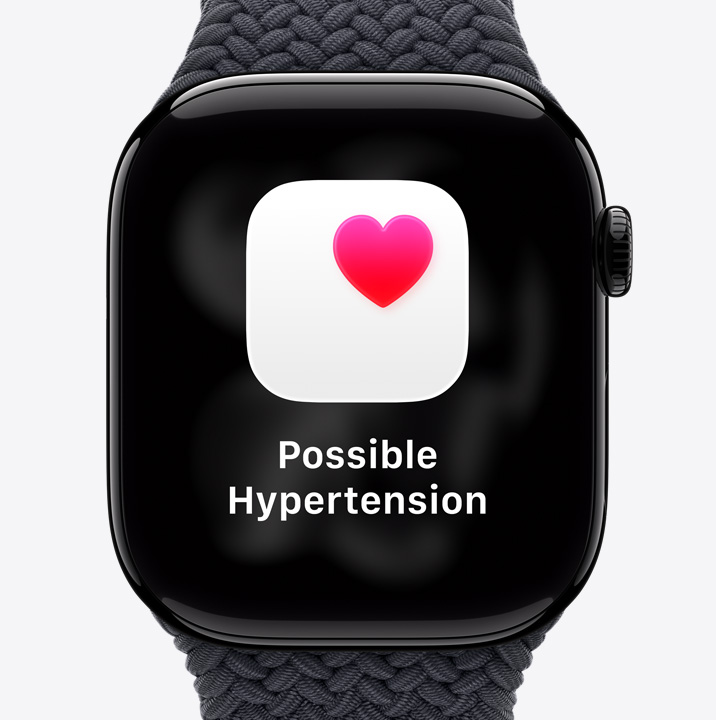 Apple Watch Series 11 med urkasse i poleret pianosort aluminium, notifikation om muligt forh?jet blodtryk, lyser?dt hjerte i hvidt felt, Digital Crown i h?jre side og sort Sportsrem