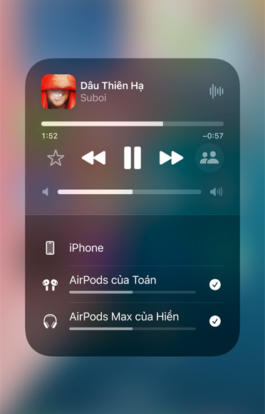 ?nh ch?p màn hình m?t bài hát trên Apple Music ?ang phát trên hai b? AirPods khác nhau.