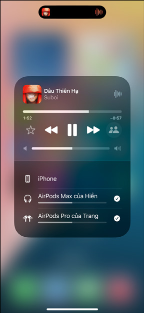 AirPods Pro trong h?p s?c bên c?nh iPhone, iPhone ???c k?t n?i v?i hai b? AirPods, m?i b? có tùy ch?n ?i?u khi?n am l??ng riêng.