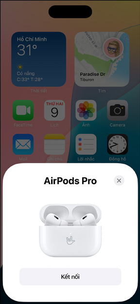 H?p S?c MagSafe v?i AirPods Pro ? bên trong, ??t bên c?nh iPhone. ? nh? trên màn hình chính c?a iPhone hi?n th? c?a s? b?t lên có nút k?t n?i, giúp d? dàng ghép n?i v?i AirPods khi ch?m vào.