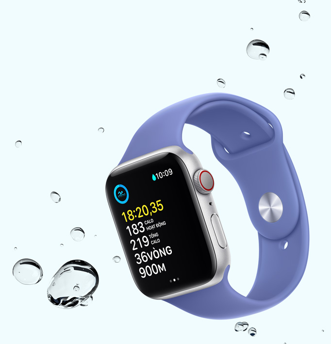 Apple Watch SE hi?n th? màn hình bài t?p b?i v?i nh?ng gi?t n??c ? g?n thi?t b?