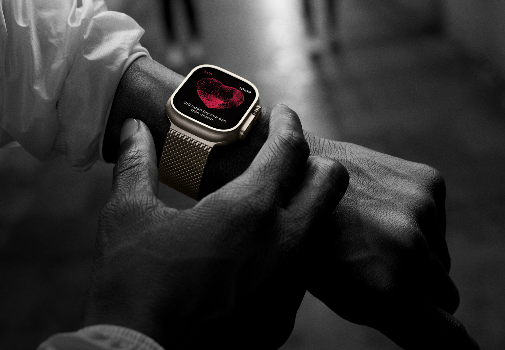 M?t ng??i ?ang s? d?ng tính n?ng ECG trên Apple Watch Ultra 2.