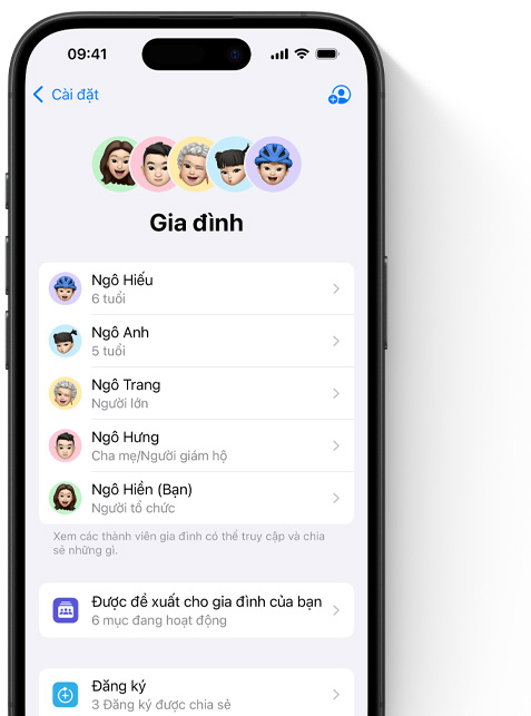 Màn hình iPhone hi?n th? trang Gia ?ình trong ph?n Cài ??t, Memoji c?a t?ng thành viên gia ?ình, m?i b? n?m trên vòng tròn ??y màu s?c riêng, ???c s?p x?p ? trên cùng, Memoji t??ng t? trong danh sách bên d??i ?ó hi?n th? t?t c? các thành viên trong nhóm Chia S? Trong Gia ?ình