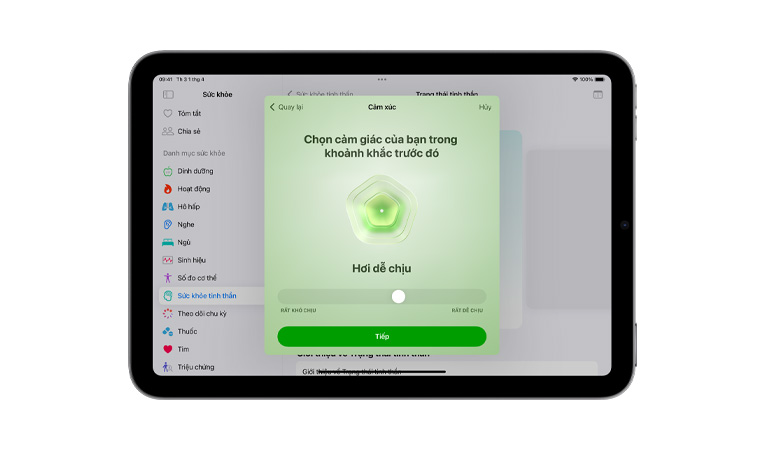 M?t ng??i ?ang ?eo Apple Vision Pro và s? d?ng ?ng d?ng Chú Tam