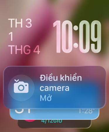 Ti?n ích ?i?u Khi?n Camera xu?t hi?n ? phía d??i màn hình, ch? s? th?i gian d?ng trong m? ? phía trên bên ph?i, ngày ? phía trên bên trái